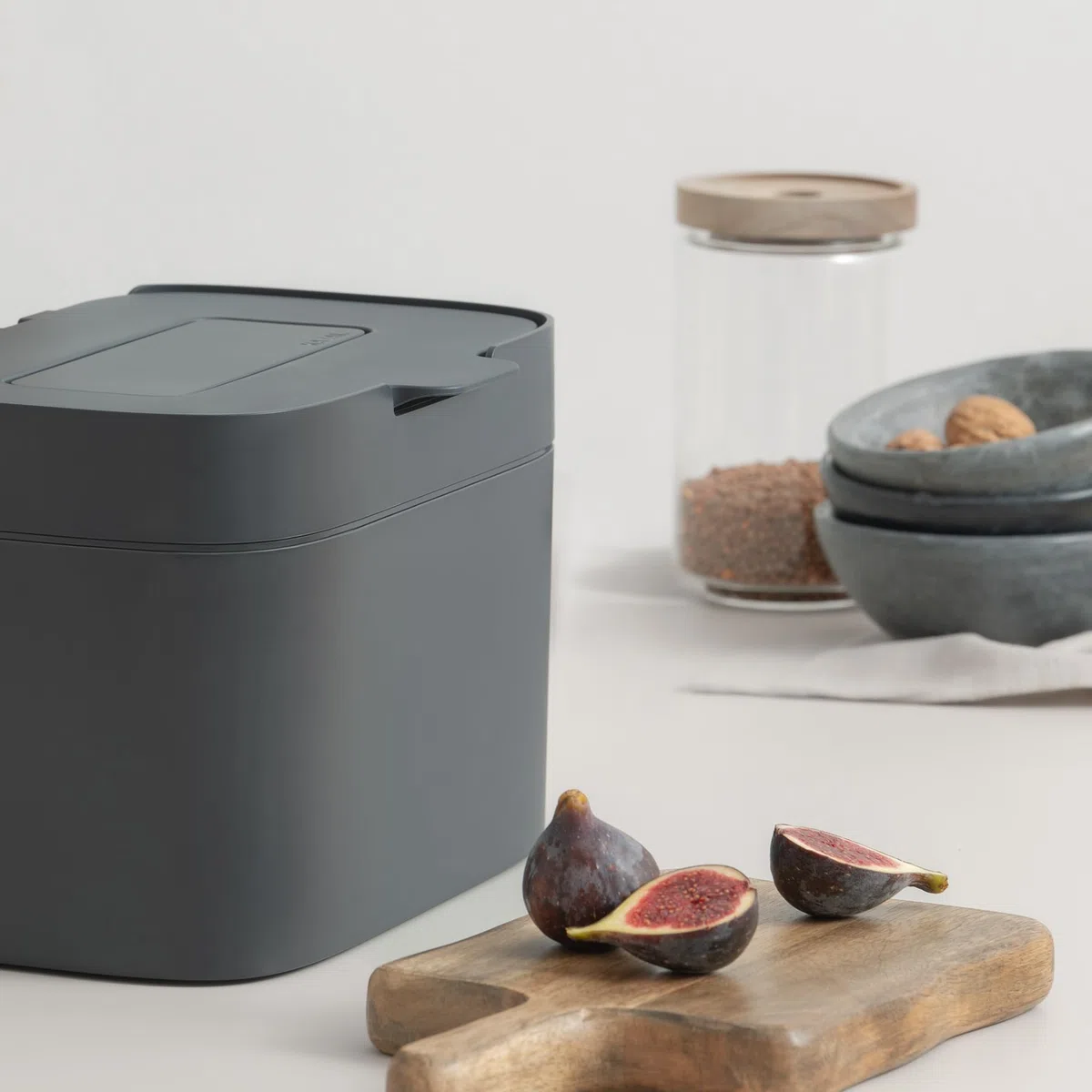 KAZAI. Bio-Mülleimer 'Elin' | 4,5L Kompost-Eimer mit Kohlefilter | Geruchsdicht, Spülmaschinenfest, inkl. Innenbehälter | Biomüll-Behälter für die Küche | Graphite-Schwarz