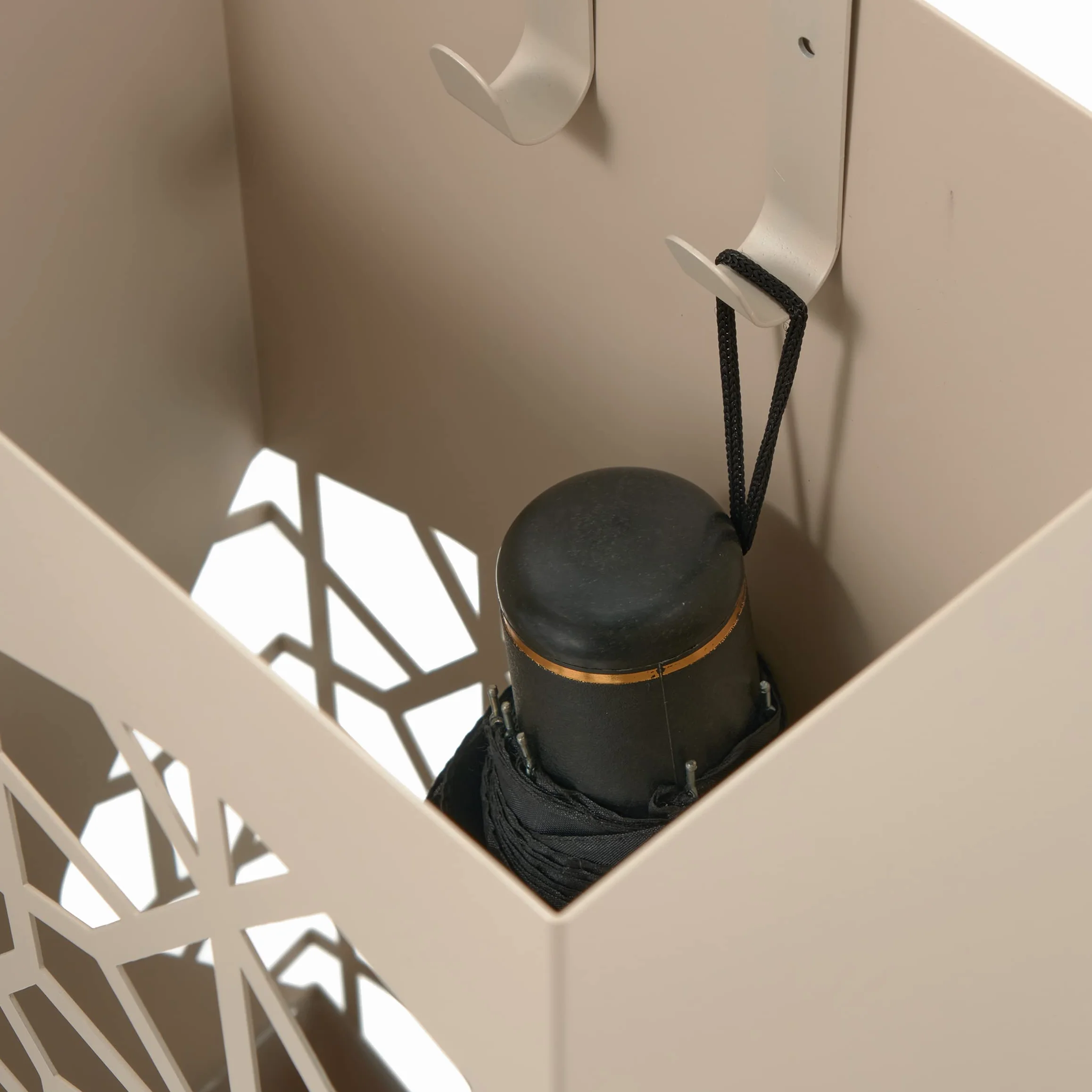 Baroni Home Modernes Design Schirmständer aus Metall, quadratisch, 2 Innenhänger, abnehmbarer Regenwasserschale, Taupengrau, 25x15x50 cm