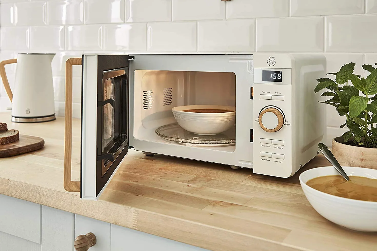 Swan Nordic 20 L digitaler Mikrowellenherd, 6 Leistungsstufen, 800 W Leistung, 30-Minuten-Timer, einfache Reinigung, Abtaumodus, modernes Design, Griff in Holzoptik, mattweiß