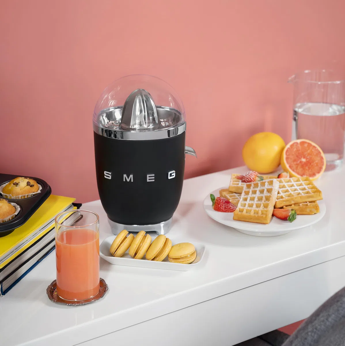 Smeg, Elektrische Zitruspresse CJF11BLEU, tropfsicherer Auslauf und Universalkegel, rutschfeste Stellfüße, Filtersieb und Presskegel aus Edelstahl, 70 W, Schwarz