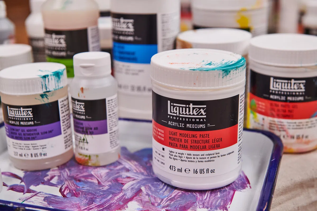 Liquitex 6832 Professional leichte Modellierpaste - Strukturgel, leichte elastische Struktur-Paste von pastoser, spachtelbarer Konsistenz - 946ml Topf, Weiß