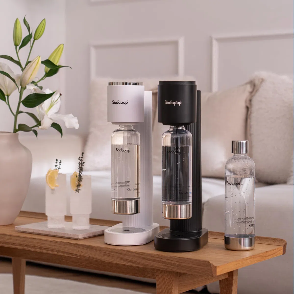 Sodapop Wassersprudler Cooper Pro Schwarz inkl. 1x PET-Flasche, enthält keinen CO₂-Zylinder, Einhängemechanismus ohne Eindrehen, platzsparend, Höhe 45 cm