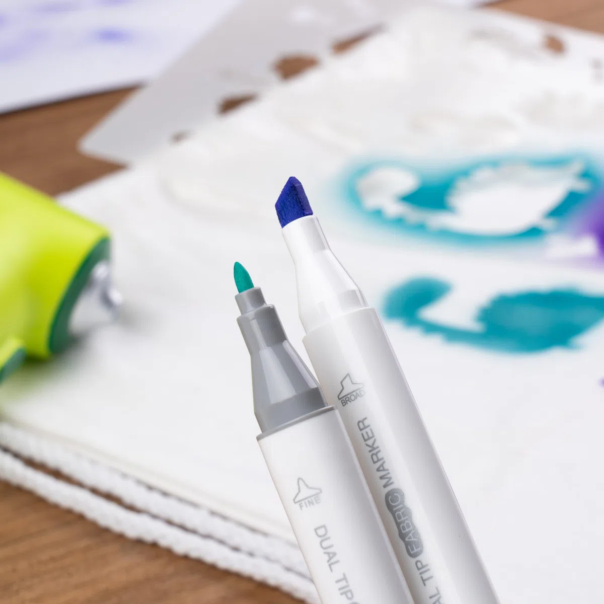 JOLLY Airbrush Textil Set, inkl. 12 Textilmarker mit Doppelspitze, 4 Schablonen und 1 Sportbeutel, leuchtende und satte Farben, nach Fixierung Waschmaschinenfest, Textilfarbe zum sprühen