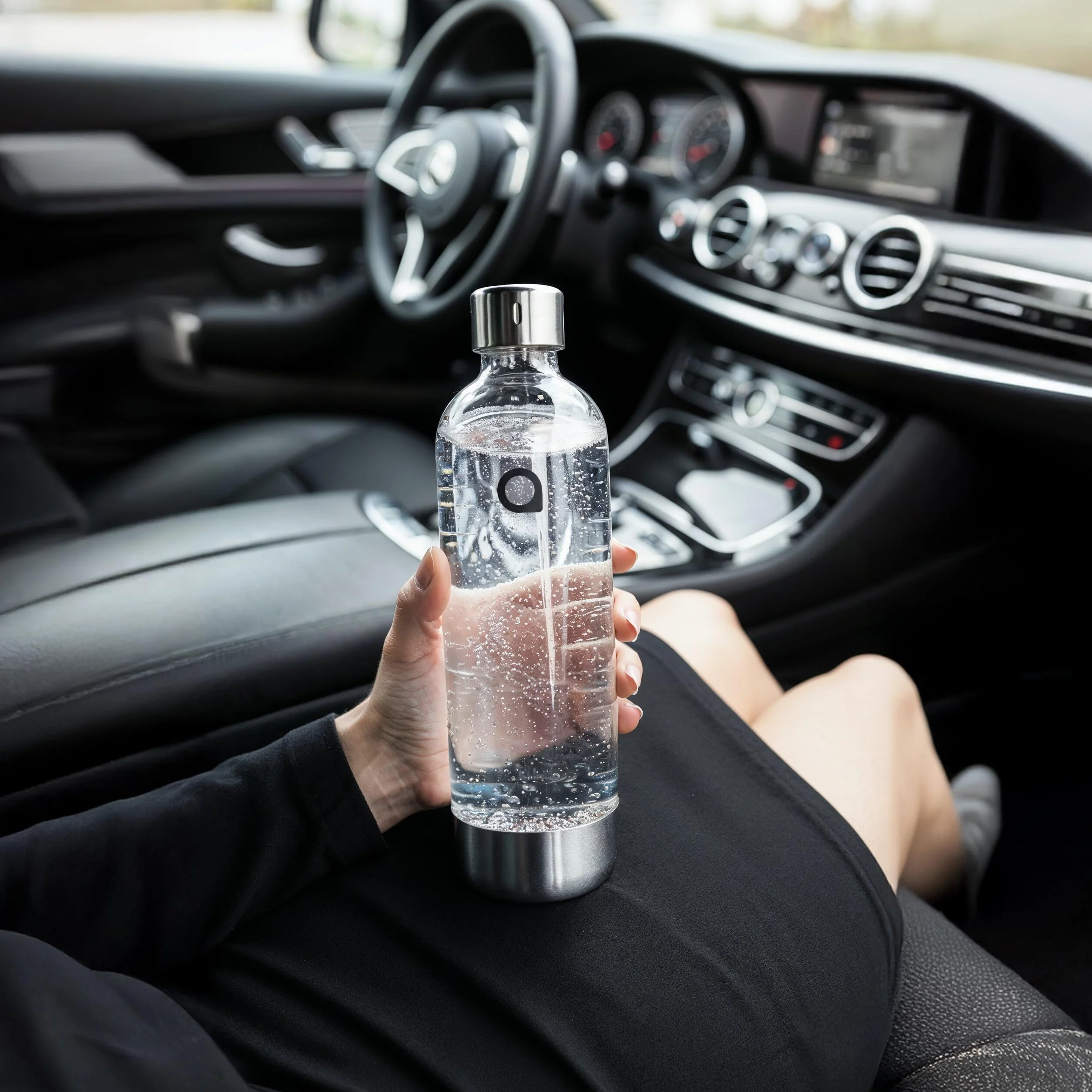 Aquafloow Wassersprudler aus Edelstahl – Manuelle Sprudelwasserbereitung mit CO₂-Zylinder bis zu 60 L, BPA-freie 0,8 L Kunststoffflasche mit Edelstahlboden für Zuhause, Soda Maker