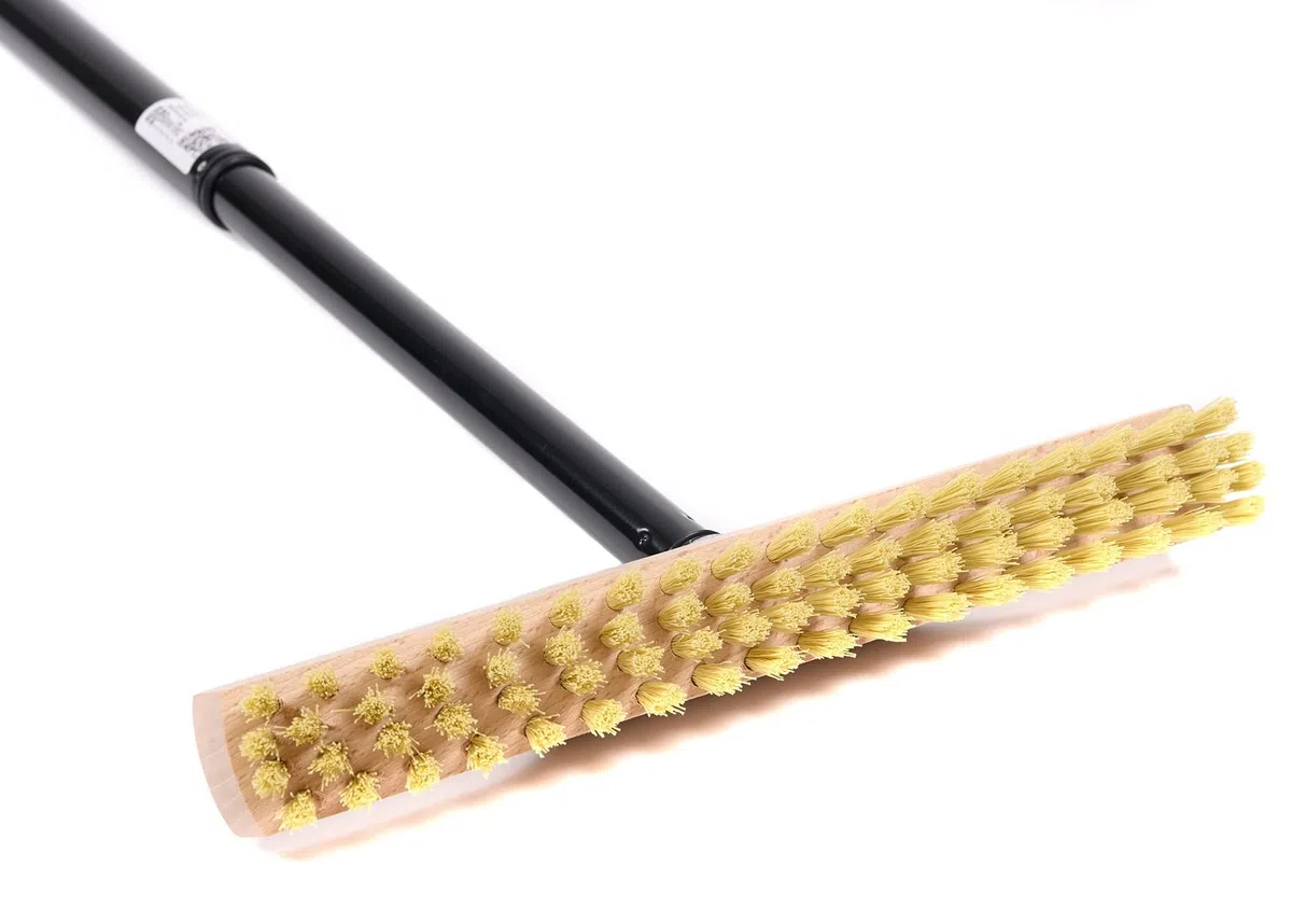 BawiTec Schrubber, Rheinischer Wischer, 28cm Breit, mit Metall-Teleskopstiel, Bodenschrubber, Schmale Form, Buchenholzkörper, MyprenFibre-Borsten, Haushaltsschrubber für Innen- und Außenbereich
