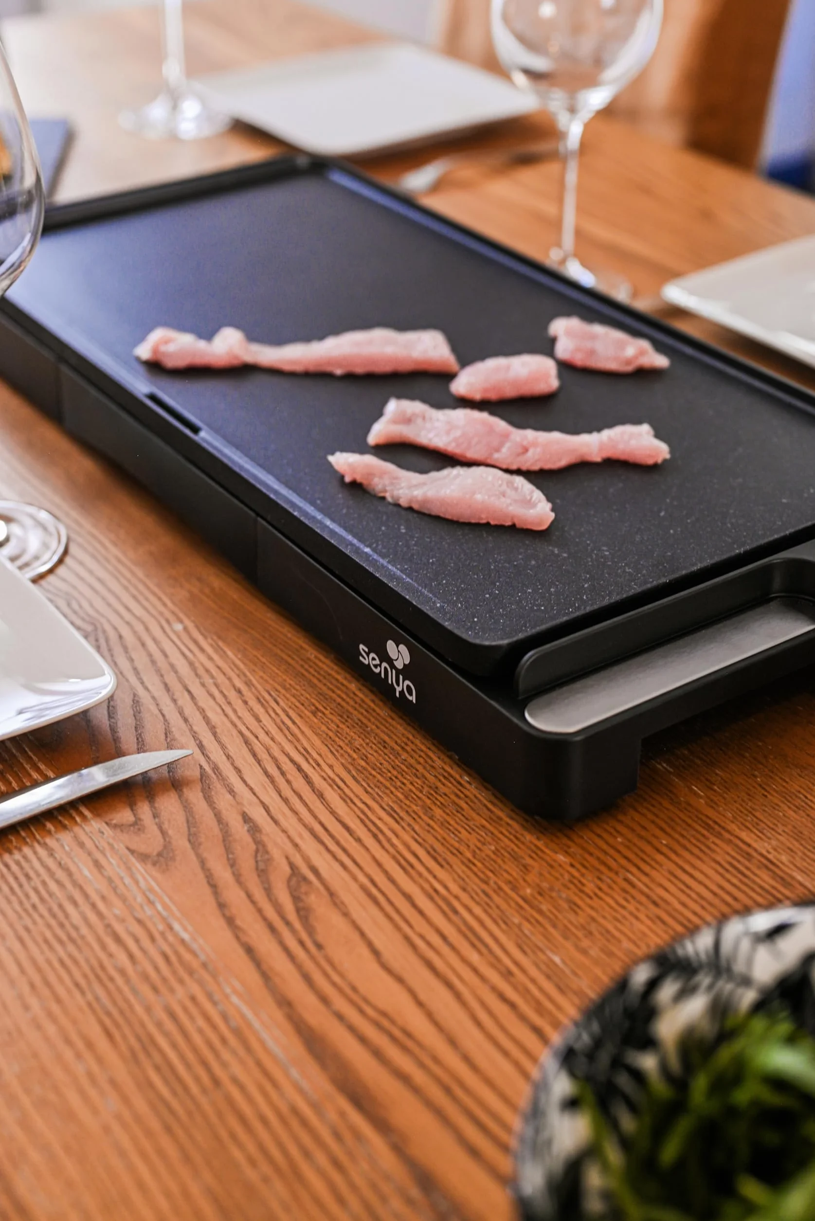 SENYA XL Elektrische Grillplatte aus Stein, 2000 W | große Grillfläche 51 x 25 cm antihaftbeschichtet | Plancha Grill Thermostat verstellbar | Reinigung spülmaschinenfest