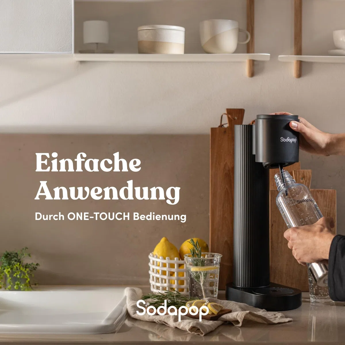 Sodapop Wassersprudler Cooper Pro Schwarz inkl. 1x PET-Flasche, enthält keinen CO₂-Zylinder, Einhängemechanismus ohne Eindrehen, platzsparend, Höhe 45 cm