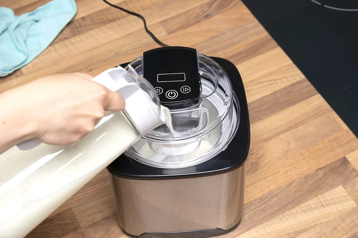 alpina Eismaschine - Softeismaschine für Zuhause - Eiscreme Maschine Geeignet für Eiscreme, Gelato, Gefrorener Joghurt und Sorbet - Inhalt 2L - Automatische Selbstabschaltung - Edelstahl - Silber