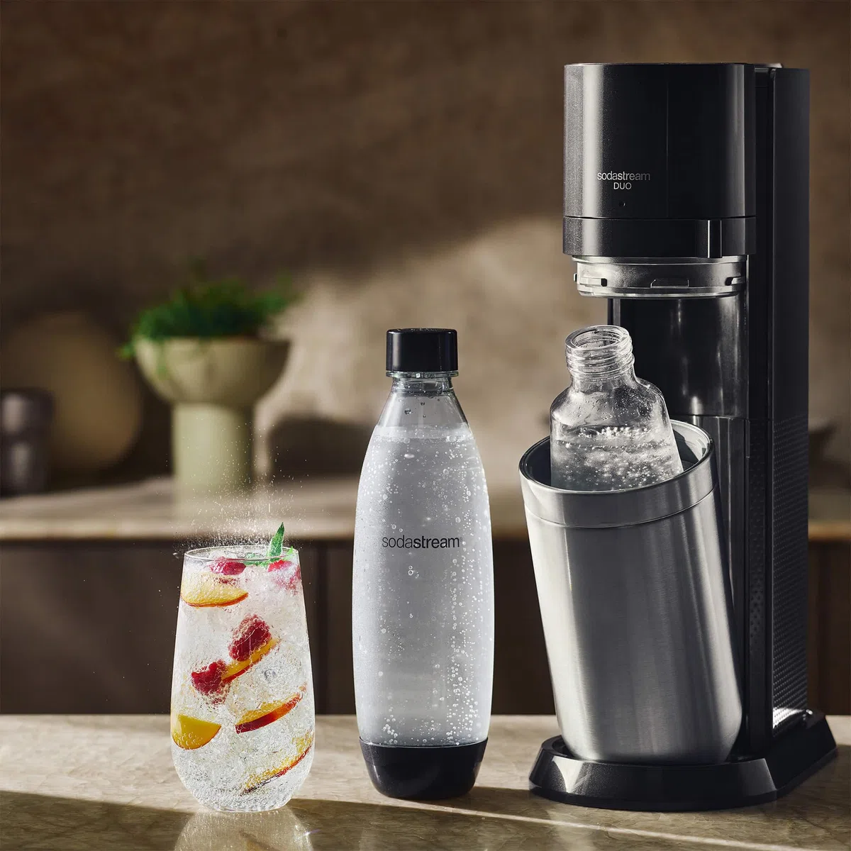 SodaStream Wassersprudler DUO Vorteilspack mit 1x Quick-Connect CO2-Zylinder, 2x 1L Glasflasche und 1x 1L spülmaschinenfeste Kunststoff-Flasche, Höhe: 44cm, Farbe: Titan