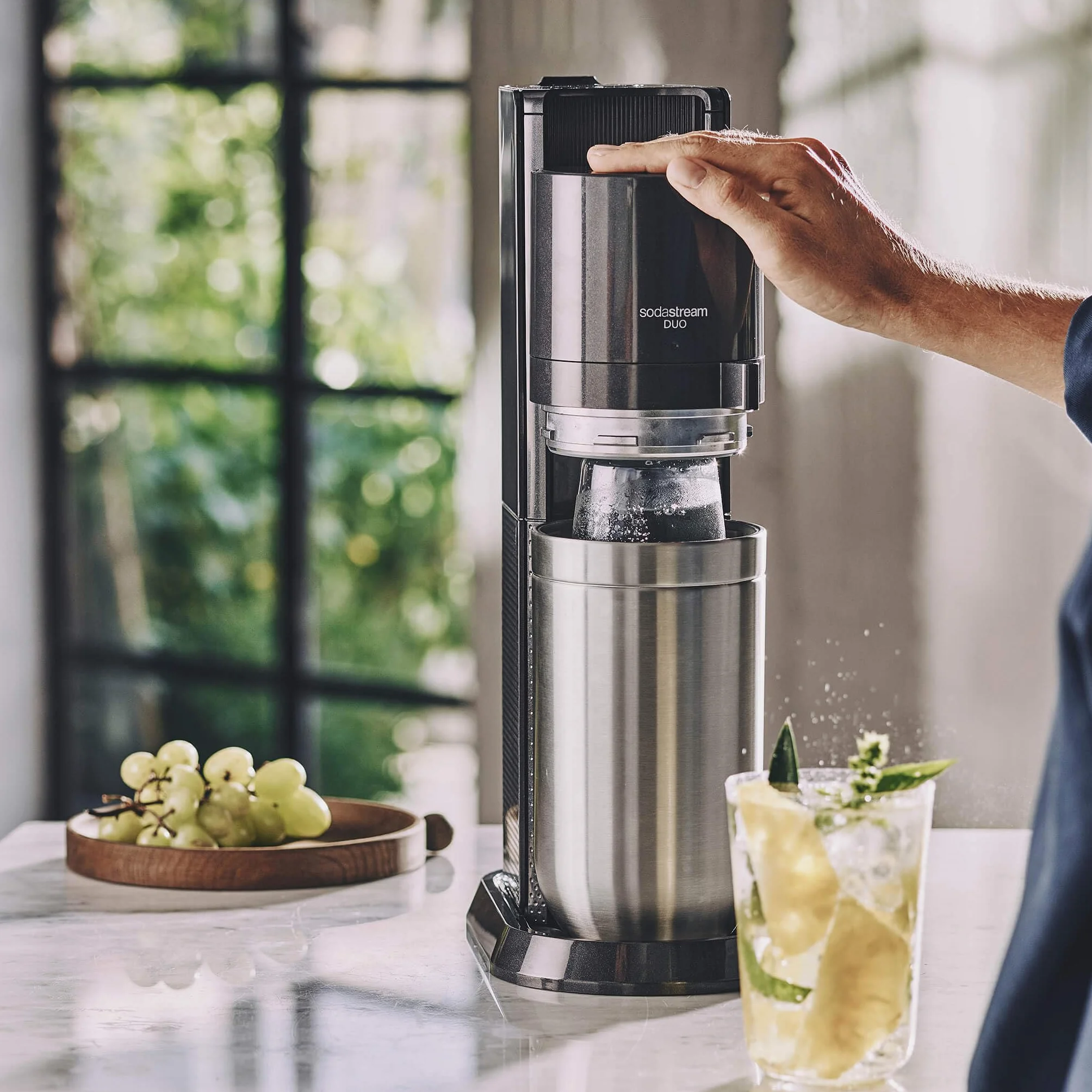 SodaStream Wassersprudler DUO Vorteilspack mit 1x Quick-Connect CO2-Zylinder, 2x 1L Glasflasche und 1x 1L spülmaschinenfeste Kunststoff-Flasche, Höhe: 44cm, Farbe: Titan