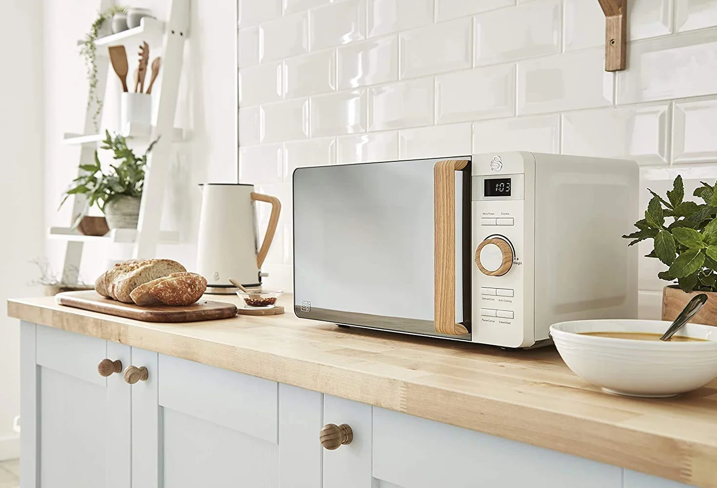 Swan Nordic 20 L digitaler Mikrowellenherd, 6 Leistungsstufen, 800 W Leistung, 30-Minuten-Timer, einfache Reinigung, Abtaumodus, modernes Design, Griff in Holzoptik, mattweiß