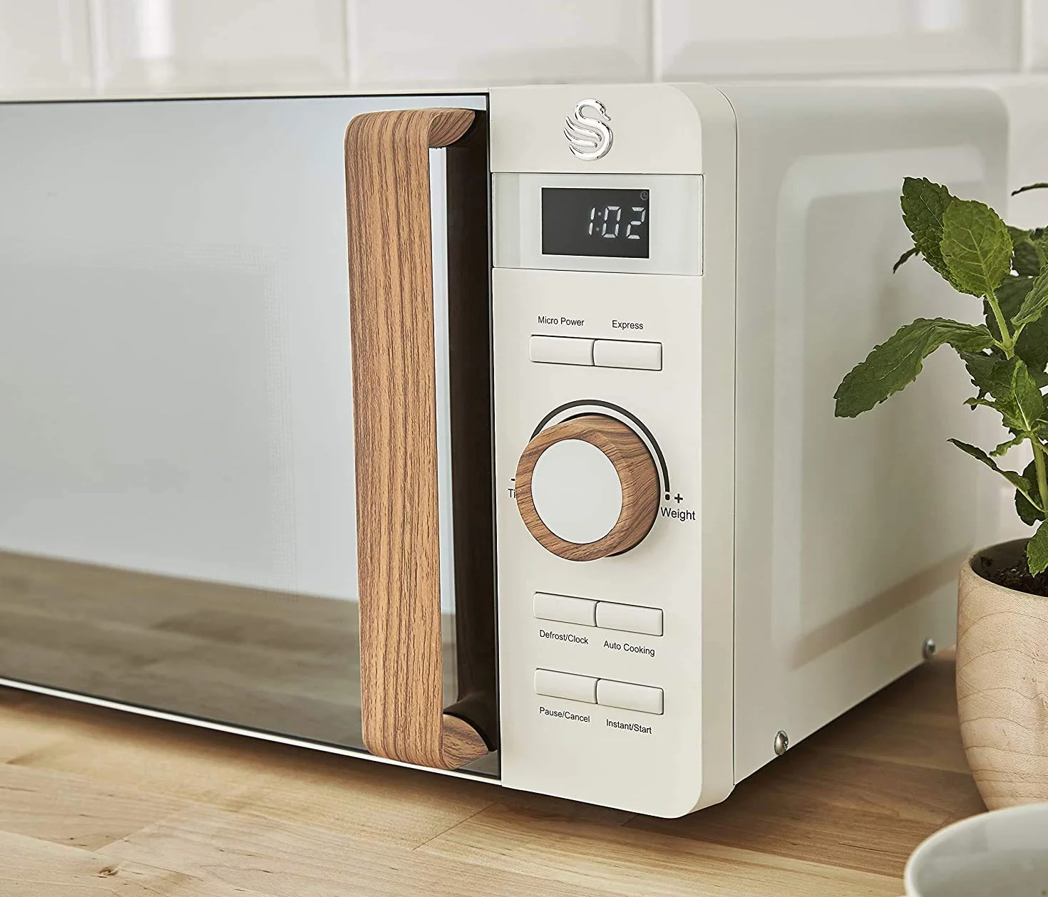 Swan Nordic 20 L digitaler Mikrowellenherd, 6 Leistungsstufen, 800 W Leistung, 30-Minuten-Timer, einfache Reinigung, Abtaumodus, modernes Design, Griff in Holzoptik, mattweiß