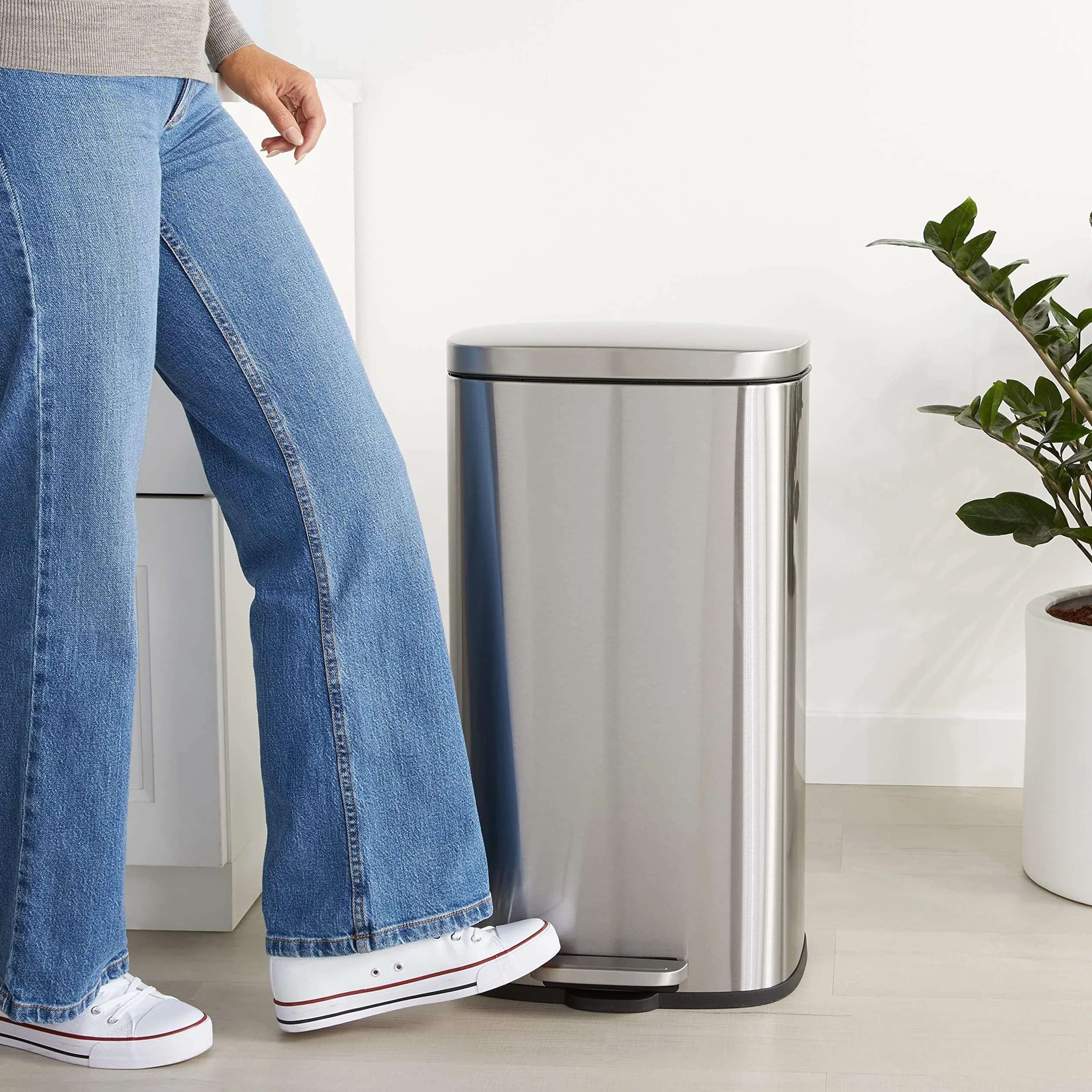 Amazon Basics 30 l Rechteckig Mülleimer für die Küche mit Stahlrohrpedal - 7.9 gallons Sanft Schließend mit Deckel, für Küche, Bad oder Büro, Satiniertes Nickel