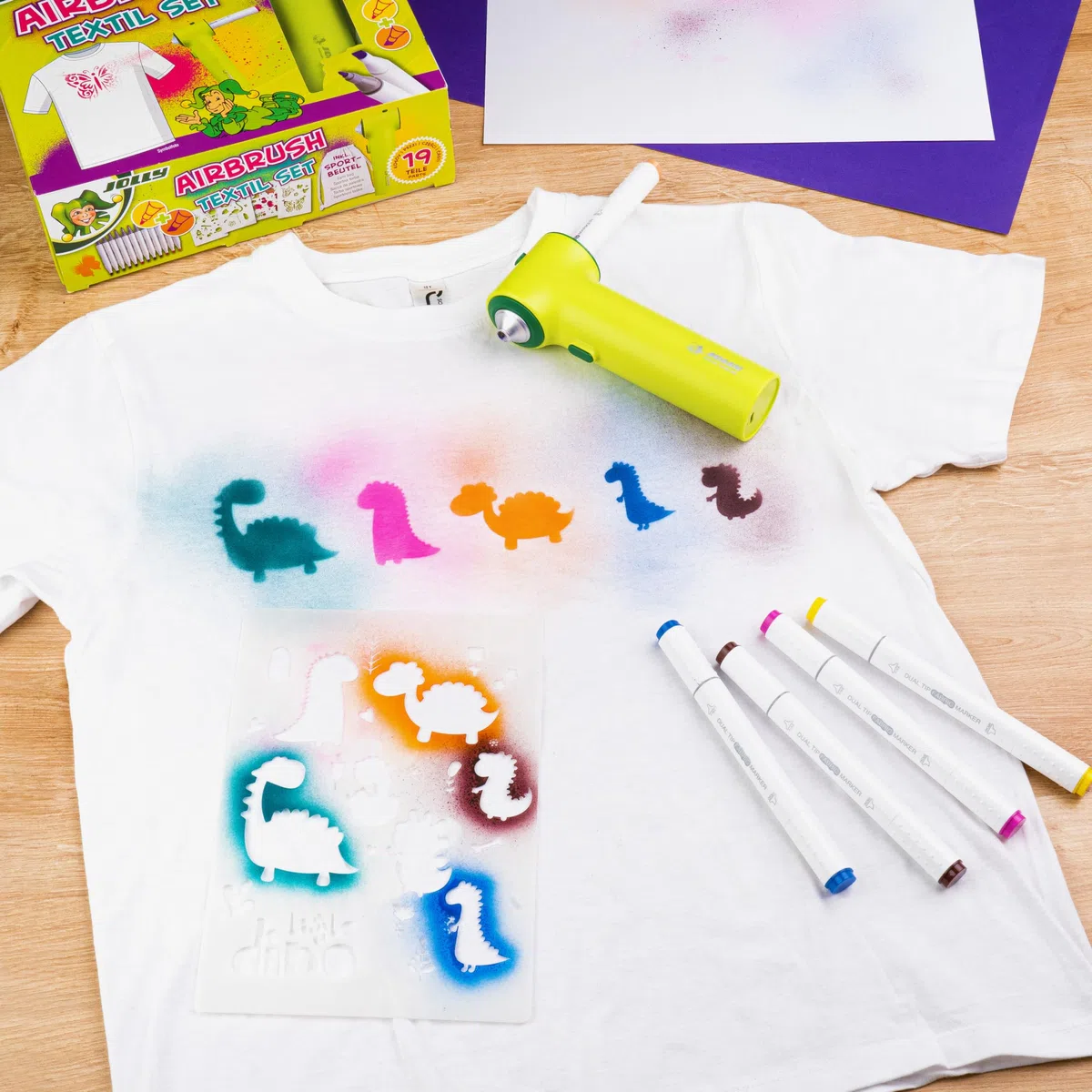 JOLLY Airbrush Textil Set, inkl. 12 Textilmarker mit Doppelspitze, 4 Schablonen und 1 Sportbeutel, leuchtende und satte Farben, nach Fixierung Waschmaschinenfest, Textilfarbe zum sprühen