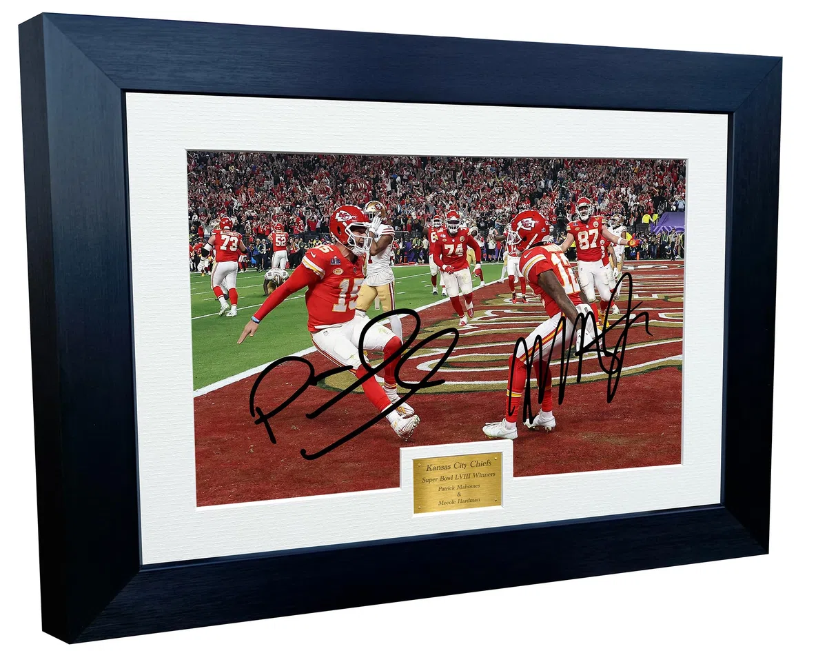 Kitbags & Lockers - Patrick Mahomes Mecole Hardman Kansas City Super Bowl LVIII 58 Gewinner, signiert, 30,5 x 20,3 cm, A4, Fotorahmen, American Football-Poster, Geschenk, Schwarz, Wohnzimmer