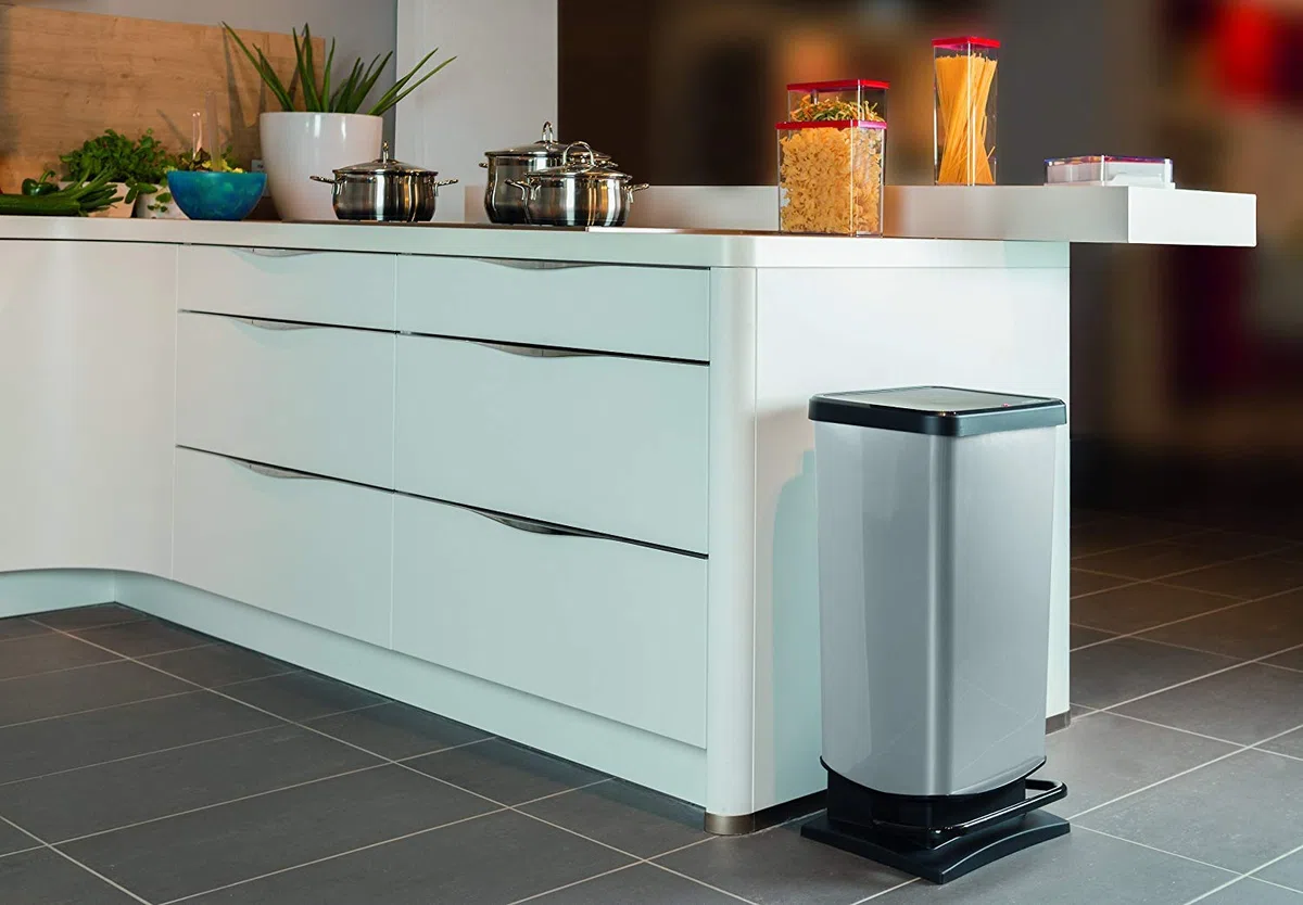 Rotho Paso Mülleimer mit Deckel 40l | Tretmülleimer in Edelstahloptik für Küche, Bad, Werkstatt | mit Soft-Close-Deckel für leises Schließen | breites Pedal | leicht zu reinigen | silber metallic